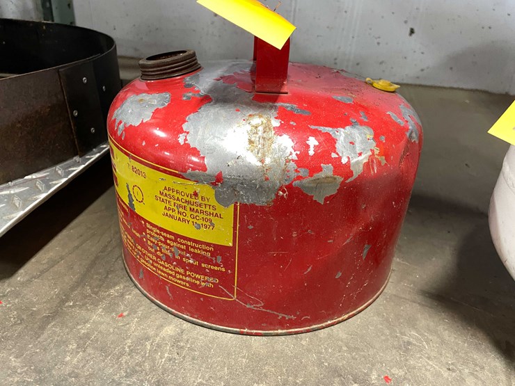 #5523-•-2.5-gallon-metal-gas-can-(cw)-image-4