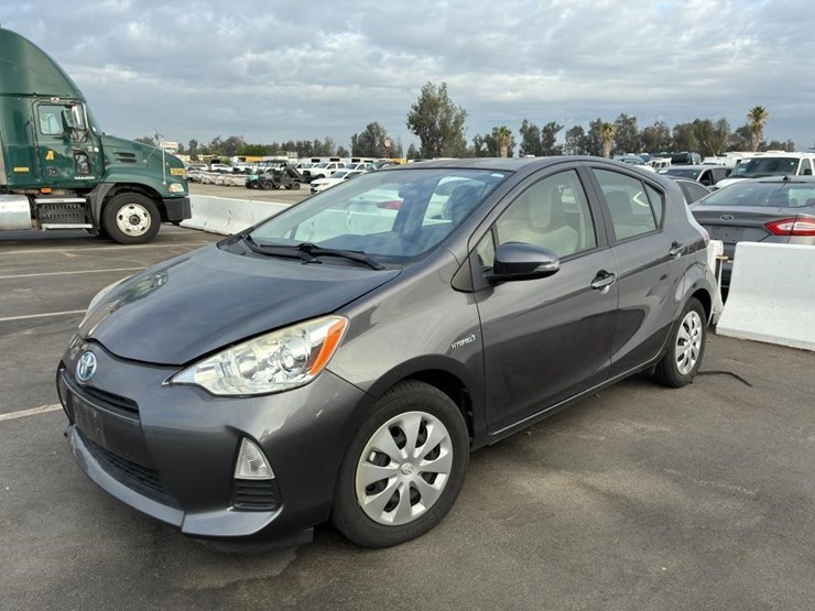 2014-toyota-prius-hatchback-image-1
