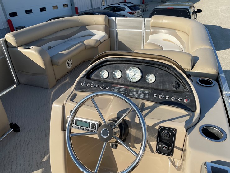 #1031-•-2012-crest-pontoon-(has-wi-title)-and-trailer-(no-title)-image-31