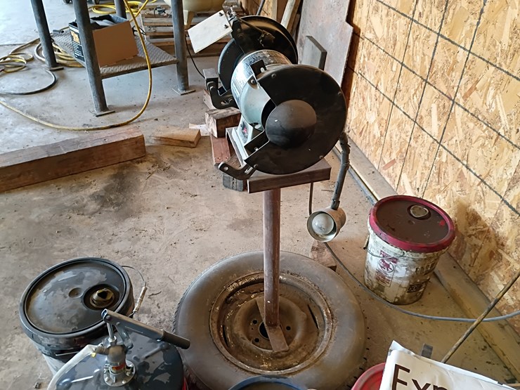 #202-•-delta-8"-bench-grinder-w/-flexible-lamp-image-2