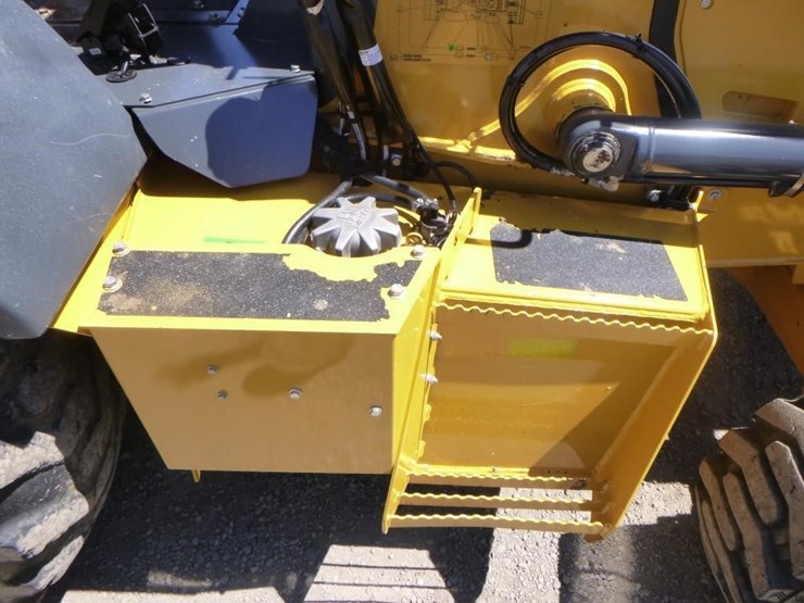 2021-deere-210l-image-17