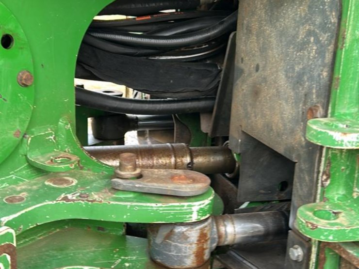 2018-deere-648l-image-24