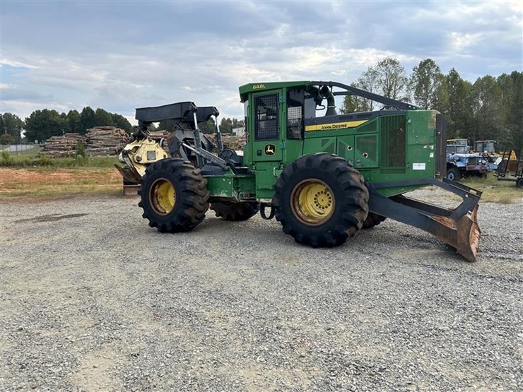 2018-deere-648l-image-3