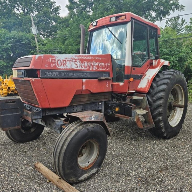 #2004 • Case International 7110 Magnum Tractor