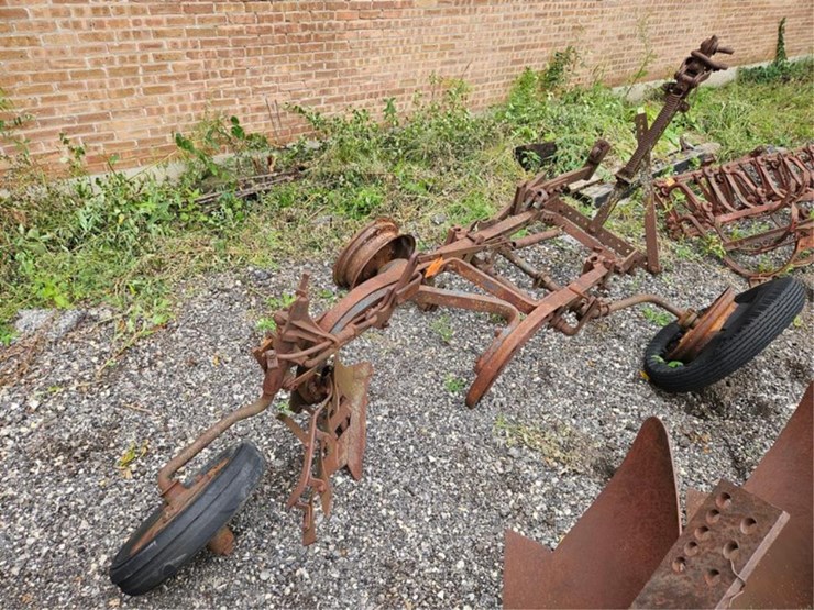 #2068-•-allis-chalmers-2b-pull-plow-image-4