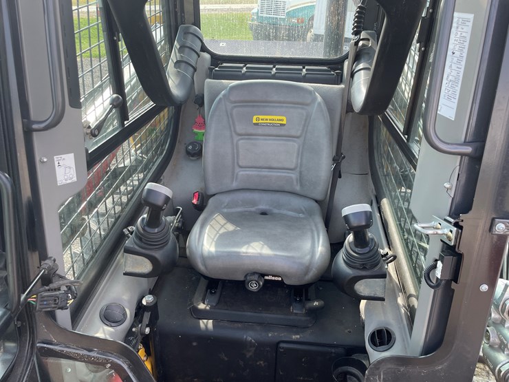 2019-new-holland-l216-image-28