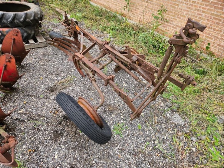 #2068-•-allis-chalmers-2b-pull-plow-image-2