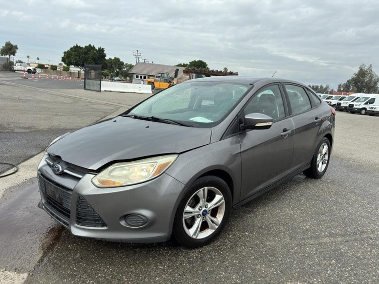 2014-ford-focus-sedan-image-1