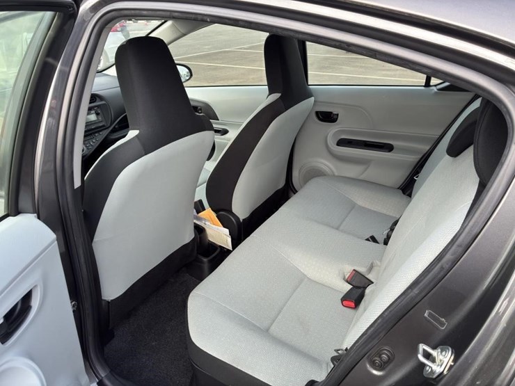 2014-toyota-prius-hatchback-image-9