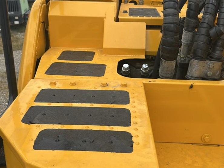 2021-komatsu-pc228-image-24