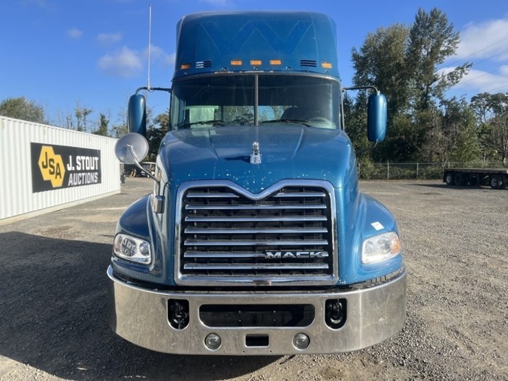 2013-mack-cxu-tri-axle-truck-tractor-image-8