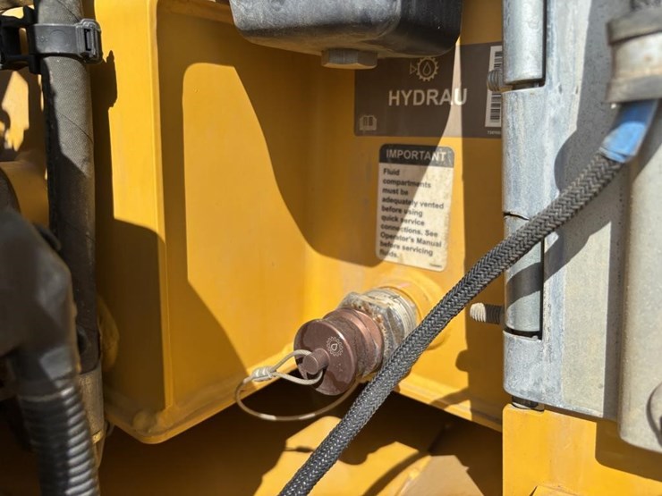 2017-deere-750k-image-51