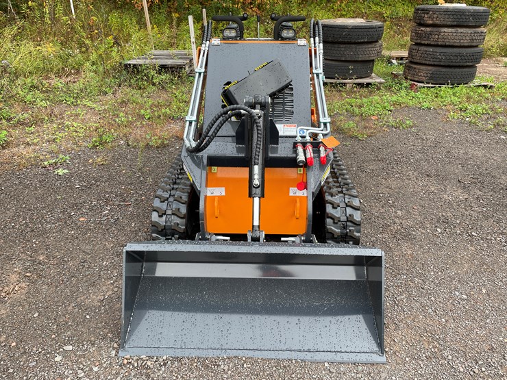 #8158-•-land-hero-mini-skid-steer-loader-image-2