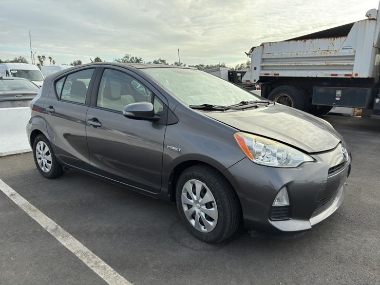 2014-toyota-prius-hatchback-image-2