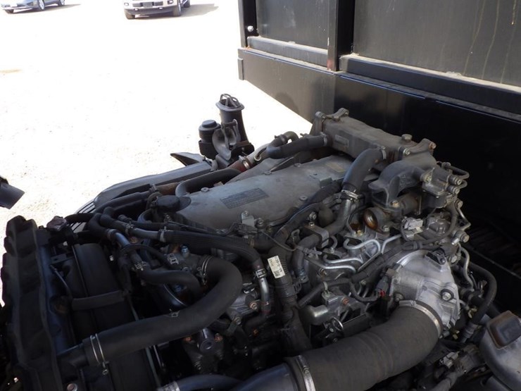 2018-isuzu-nqr-image-11