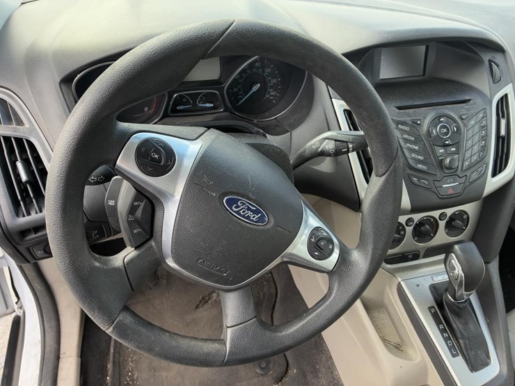 2014-ford-focus-sedan-image-16
