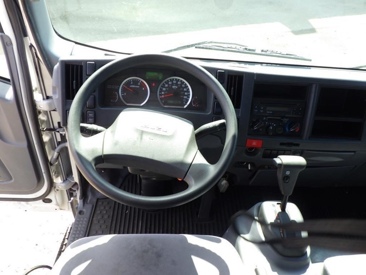 2018-isuzu-nqr-image-8
