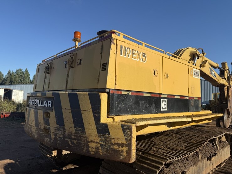 caterpillar-235-image-12