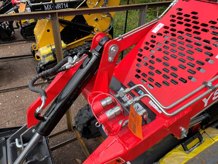 #8173-•-agt-compact-track-loader-image-11