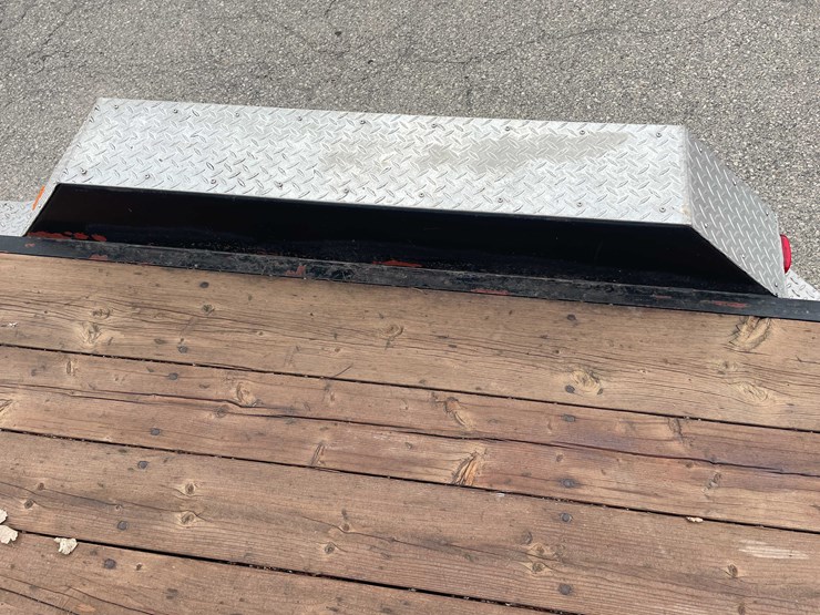 #1977-•-20'-tandem-axle-trailer-(has-wi-title)-image-25
