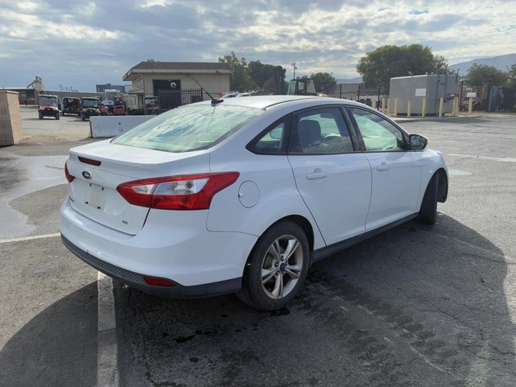2014-ford-focus-sedan-image-4