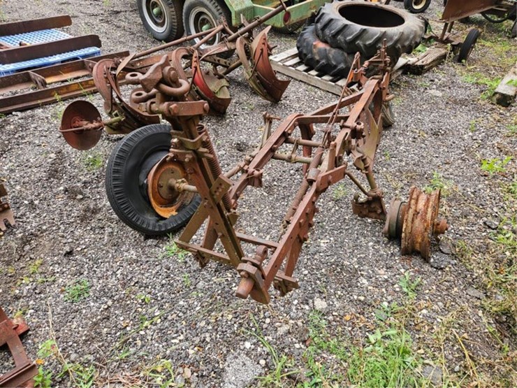#2068-•-allis-chalmers-2b-pull-plow-image-1