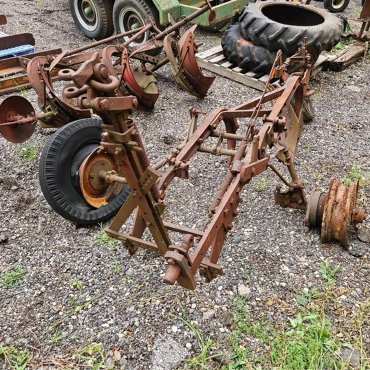 #2068 • Allis Chalmers 2B Pull Plow