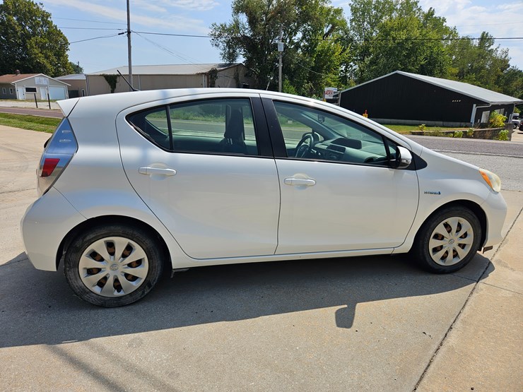 #16993-•-2012-toyota-prius-c-passenger-car-image-13