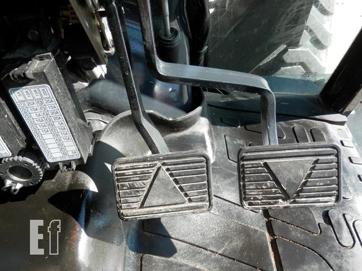 2019-massey-ferguson-1735m-image-23