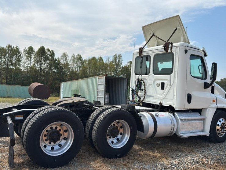 #1959-•-2015-freightliner-day-cab-semi-truck-image-5