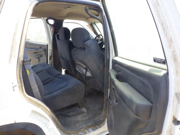 2002-chevrolet-tahoe-image-8