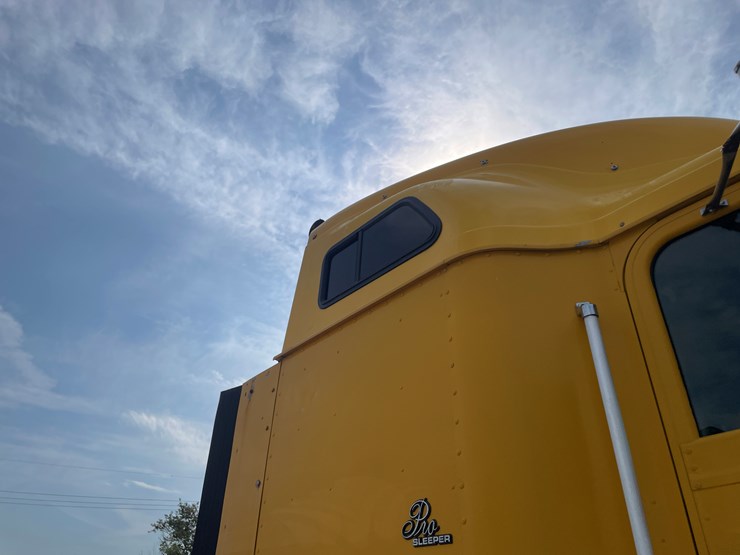#1003-•-1997-international-semi-tractor-(has-wi-title)-image-36