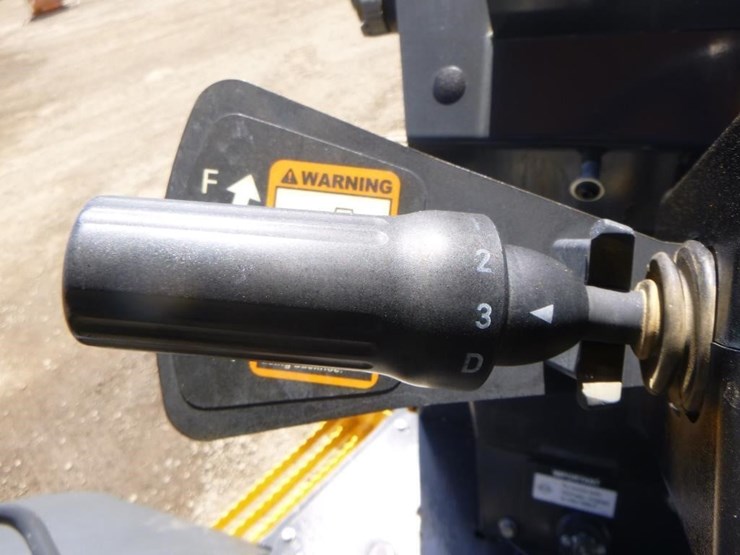 2021-deere-210l-image-29