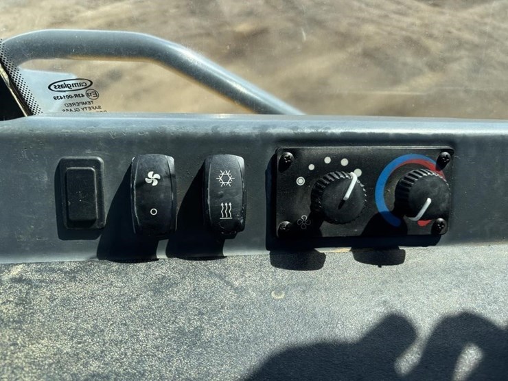 2017-deere-750k-image-38