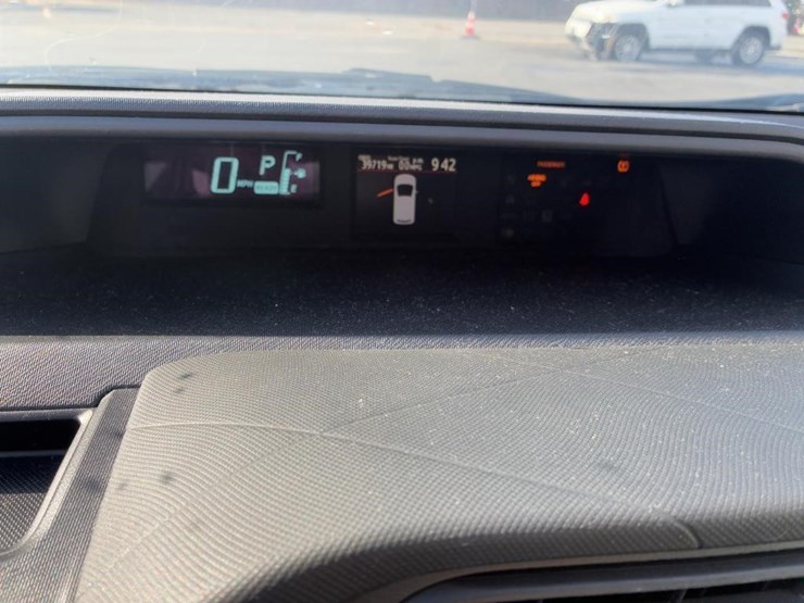 2014-toyota-prius-hatchback-image-13