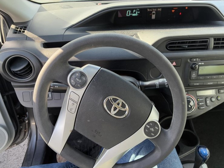 2014-toyota-prius-hatchback-image-14