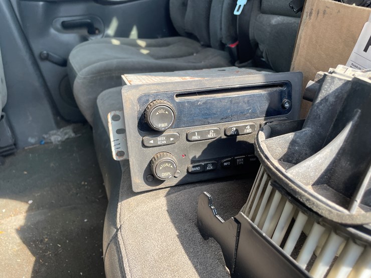 #1007-•-2004-chevy-2500-hd-(has-wi-title)-image-50