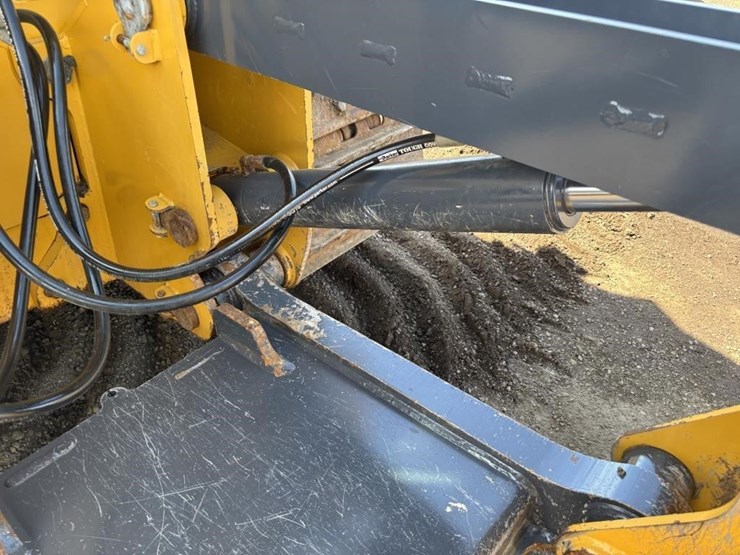 2017-deere-750k-image-19