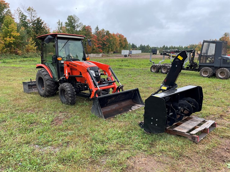 #8065-•-2024-bad-boy-4035ch-4wd-tractor-with-front-mount-berco-66"-snowblower-image-9