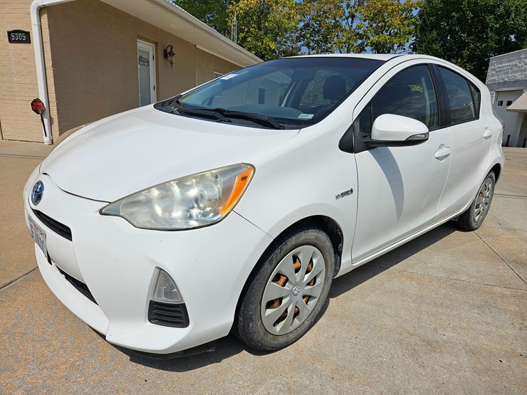 #16993-•-2012-toyota-prius-c-passenger-car-image-2