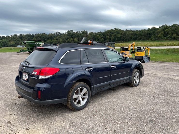 #1037-•-2014-subaru-outback-(wi-title-in-delay)-image-3