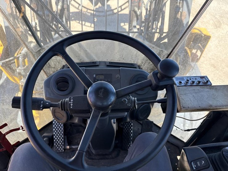 2018-deere-844k-image-56