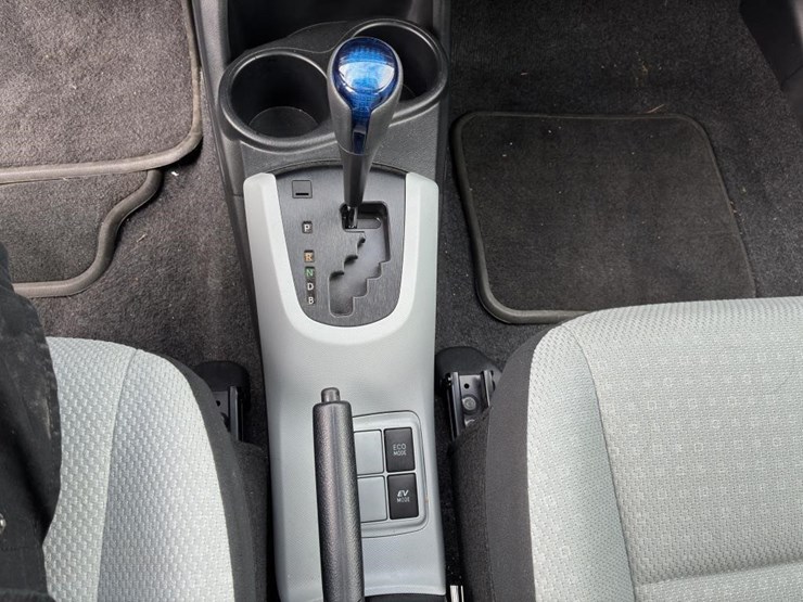 2014-toyota-prius-hatchback-image-11