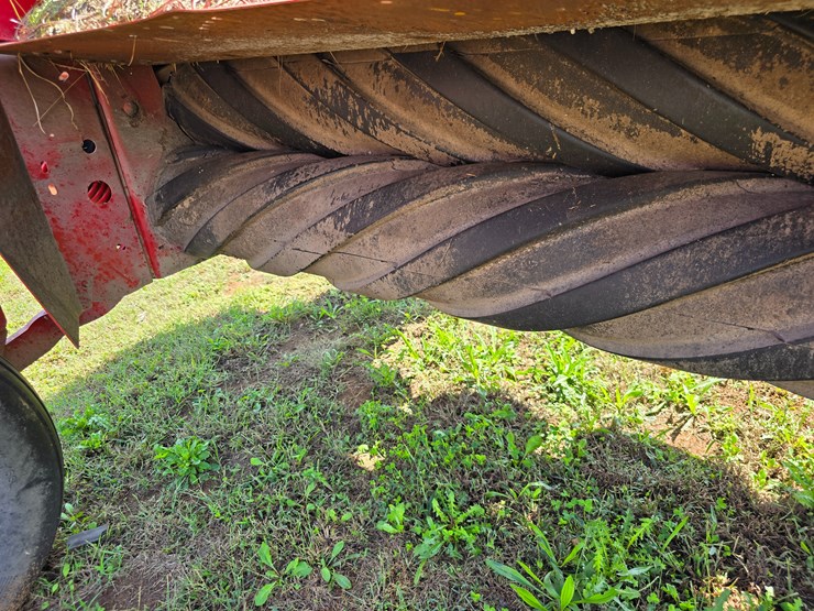 2023-new-holland-210-image-51