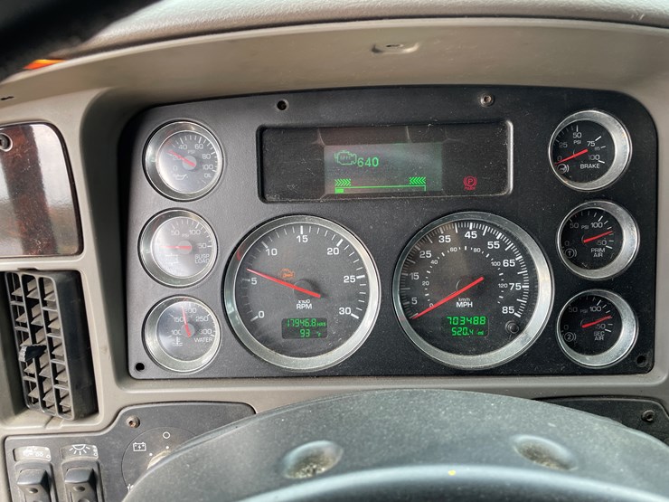 2013-kenworth-t700-image-52