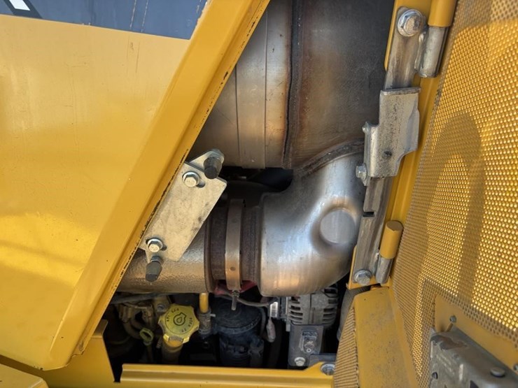 2017-deere-750k-image-61