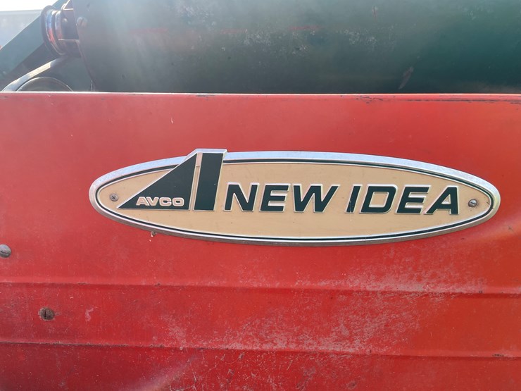 #1032-•-new-idea-(2)-row-corn-picker-image-12