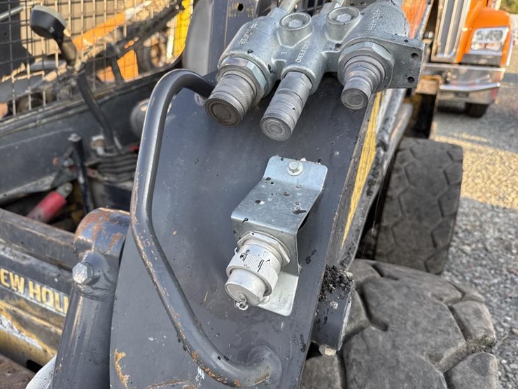 2020-new-holland-l228-image-16