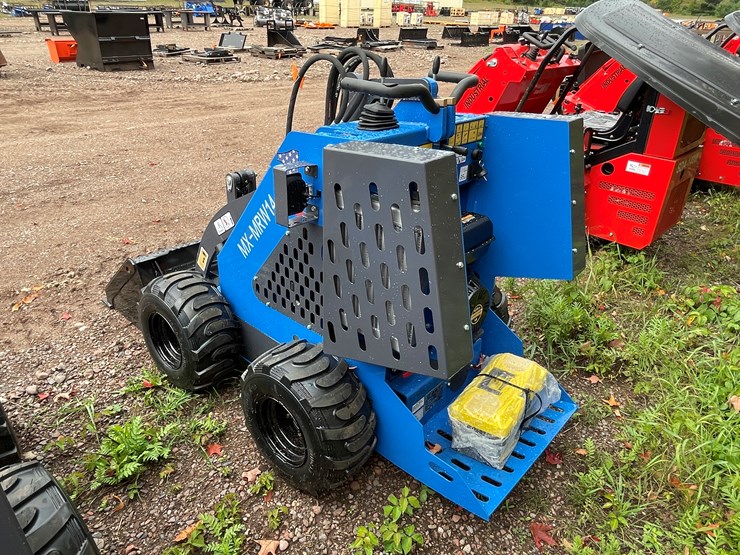 #8165-•-agt-skid-steer-loader-image-6