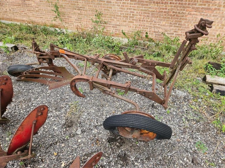 #2068-•-allis-chalmers-2b-pull-plow-image-3